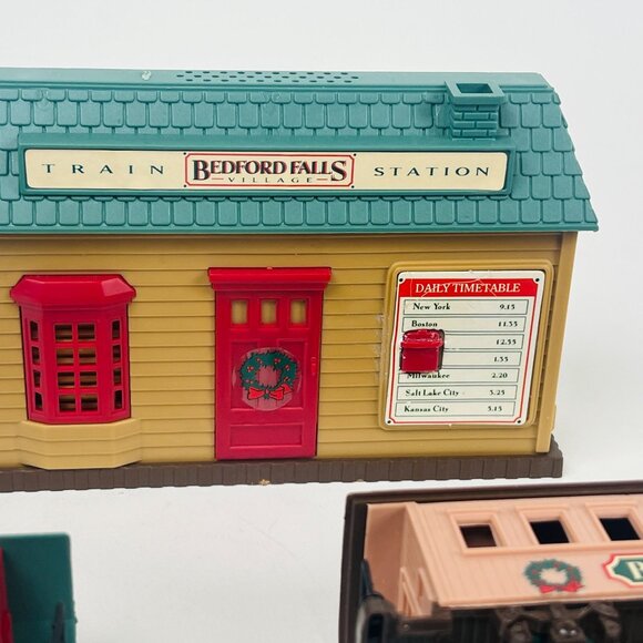 Bedford Falls Express Village Train Set With Station & 3 Train Cars NO ENGINE - Picture 4 of 7